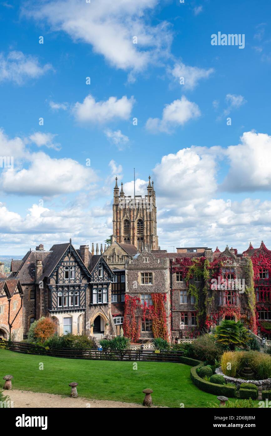 Great Malvern Priory e l'Abbey Hotel in autunno. Great Malvern, Worcestershire, Inghilterra Foto Stock