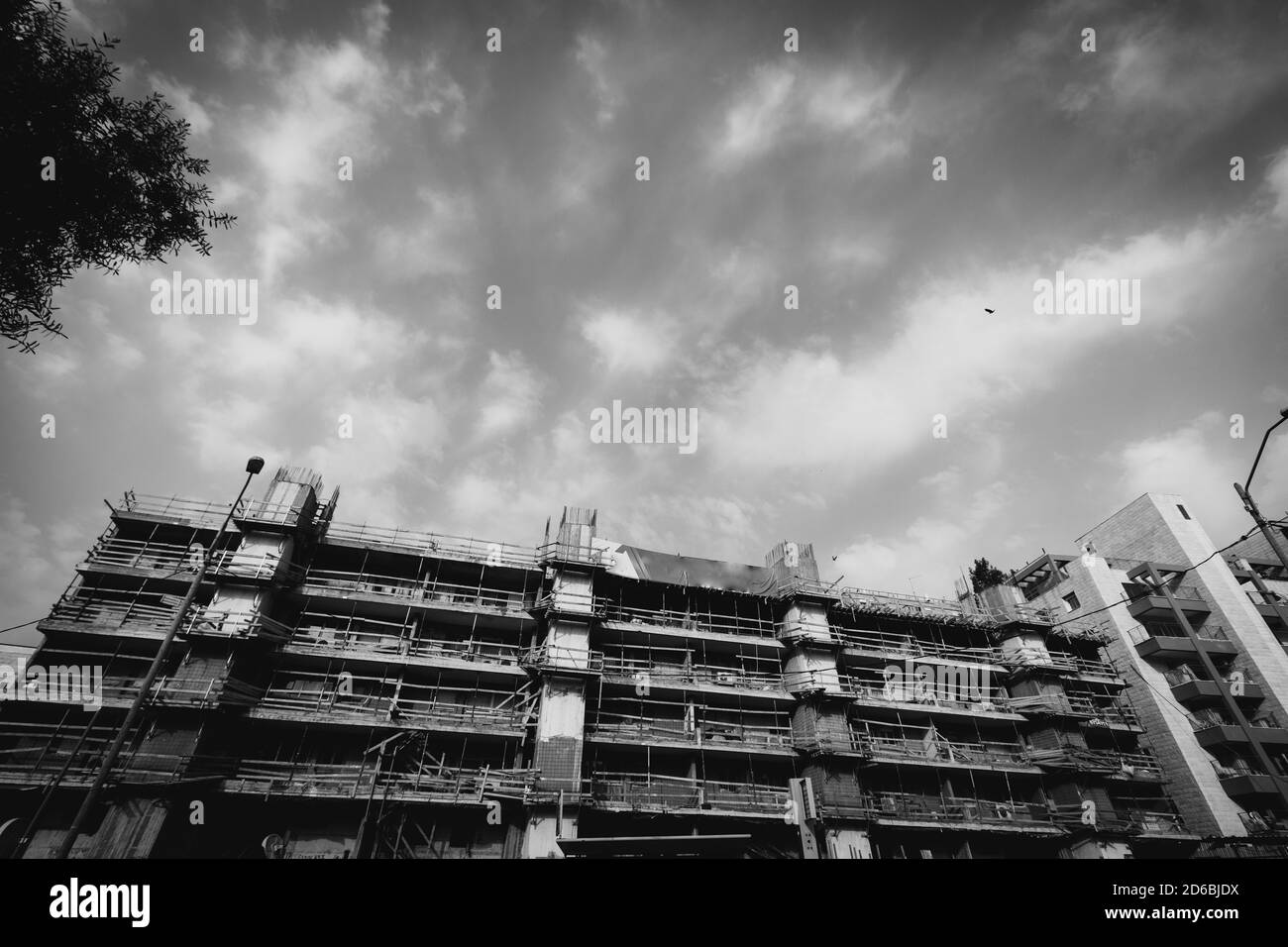 Costruire nel mezzo di un piano governativo per espandere e rafforzare l'edificio contro i terremoti, Gerusalemme, Israele. Foto Stock