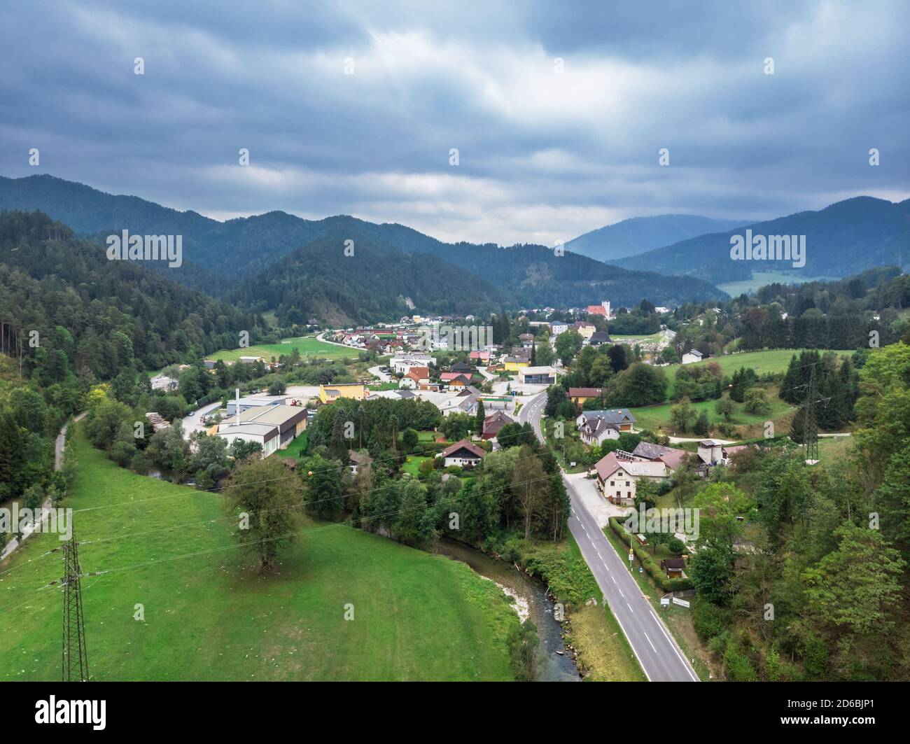 Splendida vista panoramica della piccola città situata tra le colline e le montagne della bassa Austria. Foto vista dall'alto scattata sul drone. Foto Stock