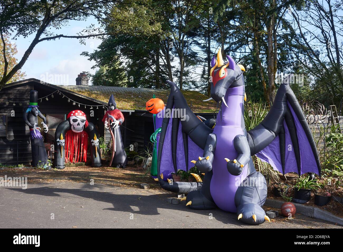 Casa decorata per Halloween con varie decorazioni gonfiabili all'aperto nel lago Oswego, Oregon. Foto Stock