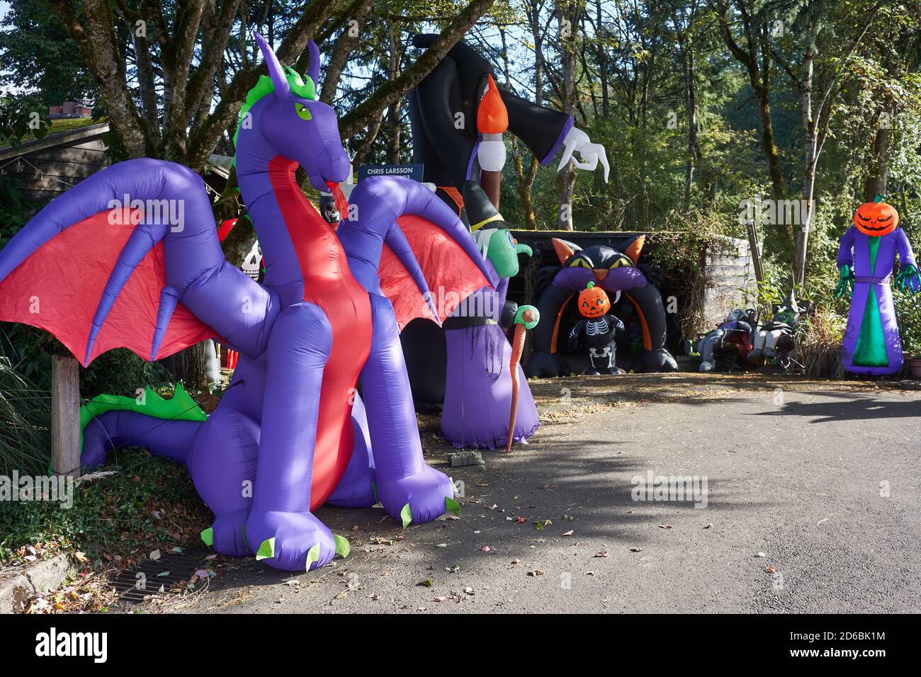 Casa decorata per Halloween con varie decorazioni gonfiabili all'aperto nel lago Oswego, Oregon. Foto Stock