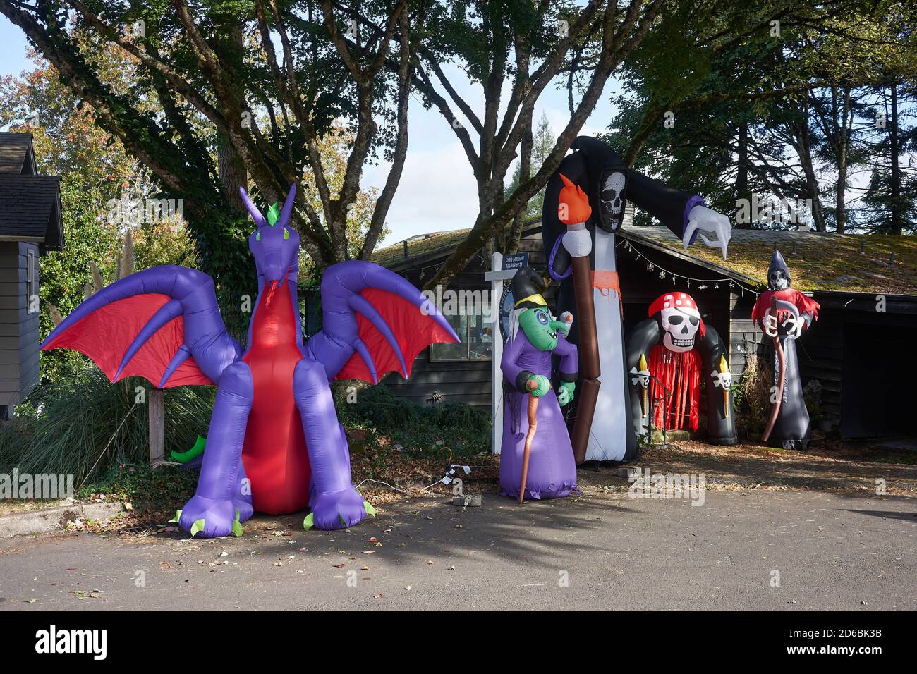 Casa decorata per Halloween con varie decorazioni gonfiabili all'aperto nel lago Oswego, Oregon. Foto Stock