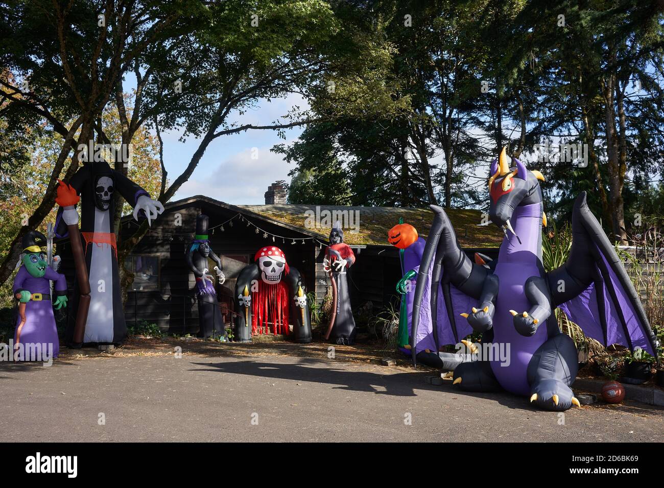 Casa decorata per Halloween con varie decorazioni gonfiabili all'aperto nel lago Oswego, Oregon. Foto Stock