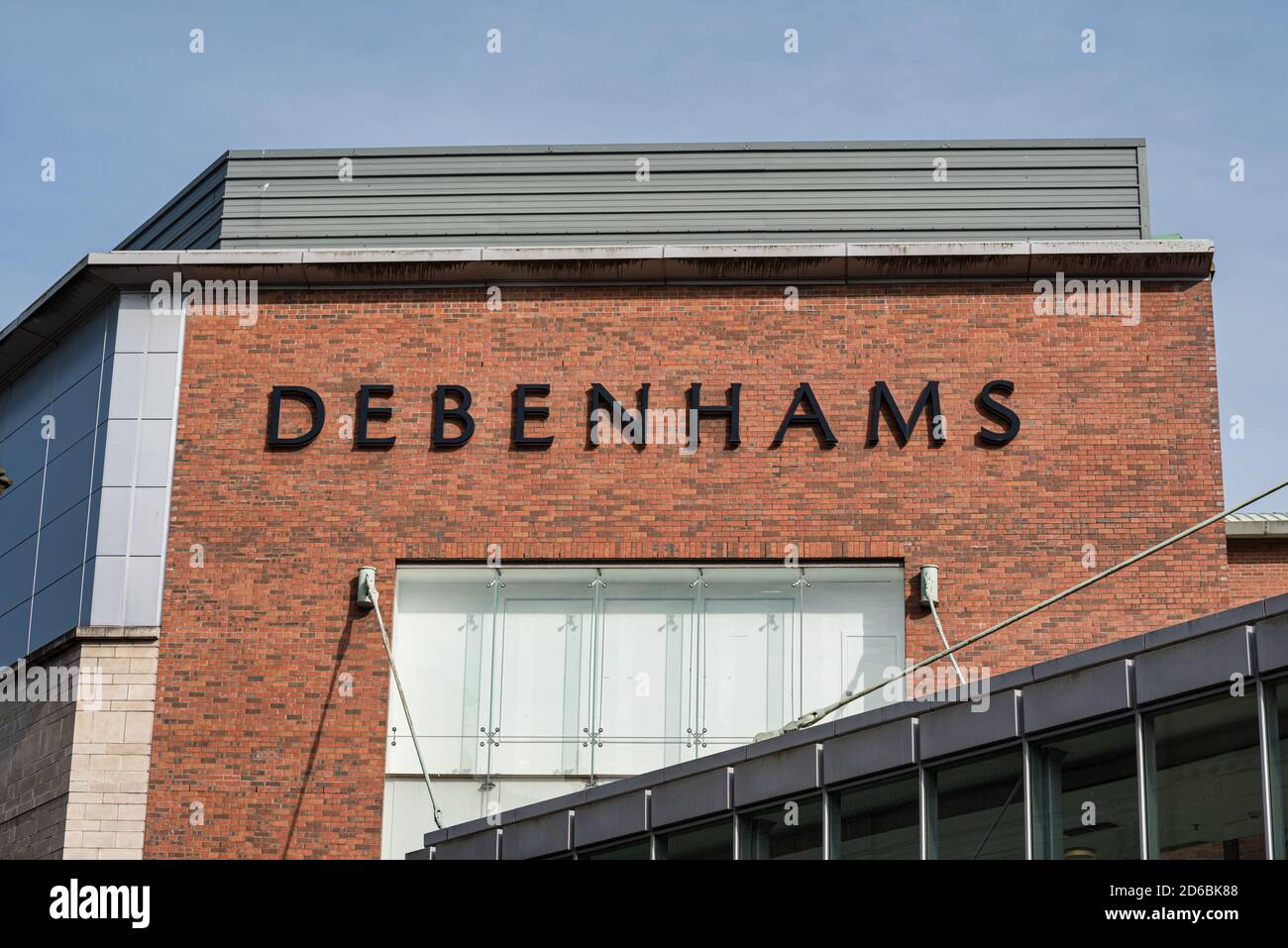 Derry, Irlanda del Nord - 27 settembre 2020: Il segno per Debenhams a Derry. Foto Stock