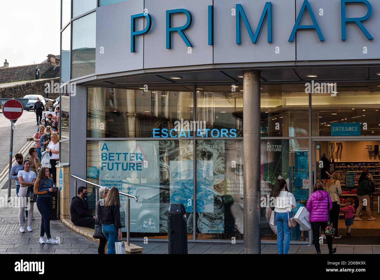 Derry, Irlanda del Nord - 27 settembre 2020: Lunga coda al di fuori del negozio Primark a Derry, Irlanda del Nord, durante l'epidemia di Covid-19. Foto Stock