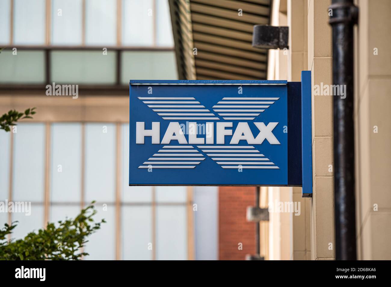 Derry, Irlanda del Nord - 27 settembre 2020: L'insegna per Halifax Bank a Derry. Foto Stock