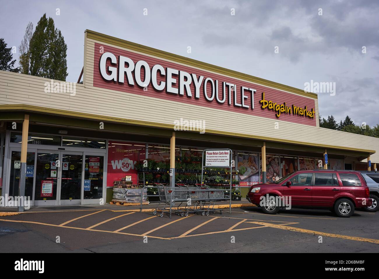 The Grocery Outlet Bargain Market a Beaverton, Oregon. La catena di supermercati a prezzi scontati offre prodotti scontati, overstocked e closout. Foto Stock