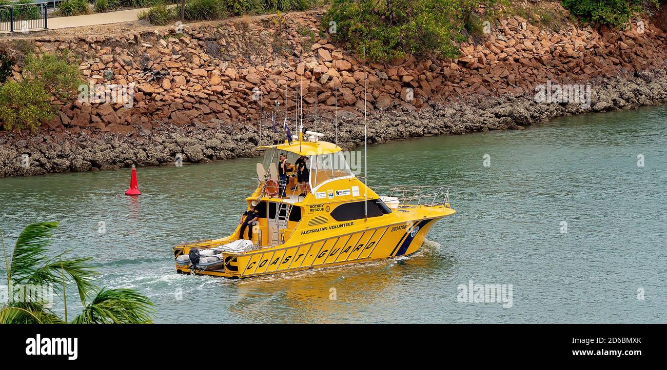 Townsville, Queensland, Australia - Giugno 2020: Australian Volontarian Rescue Guardia Costiera navigando verso il mare Foto Stock