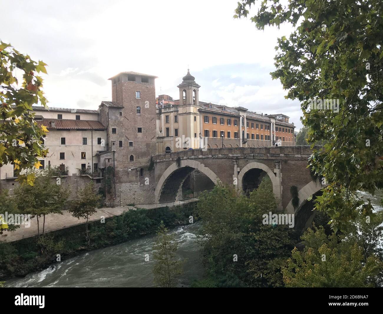 Ponte sul fiume Tevere a Roma, Italia Foto Stock