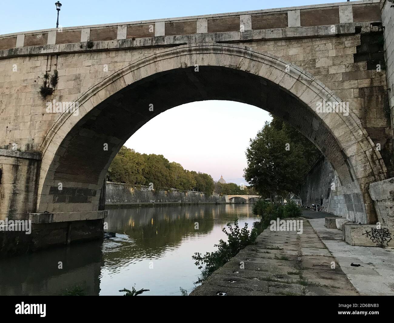 Ponte sul fiume Tevere a Roma, Italia Foto Stock