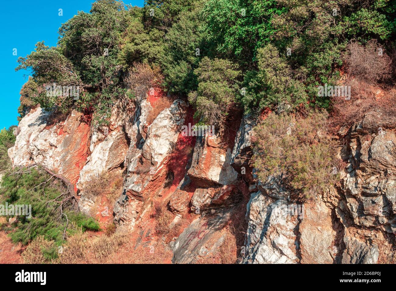Affioramento roccioso, Geologia. Bella montagna Foresta paesaggio contro cielo blu. Formazione rocciosa Foto Stock