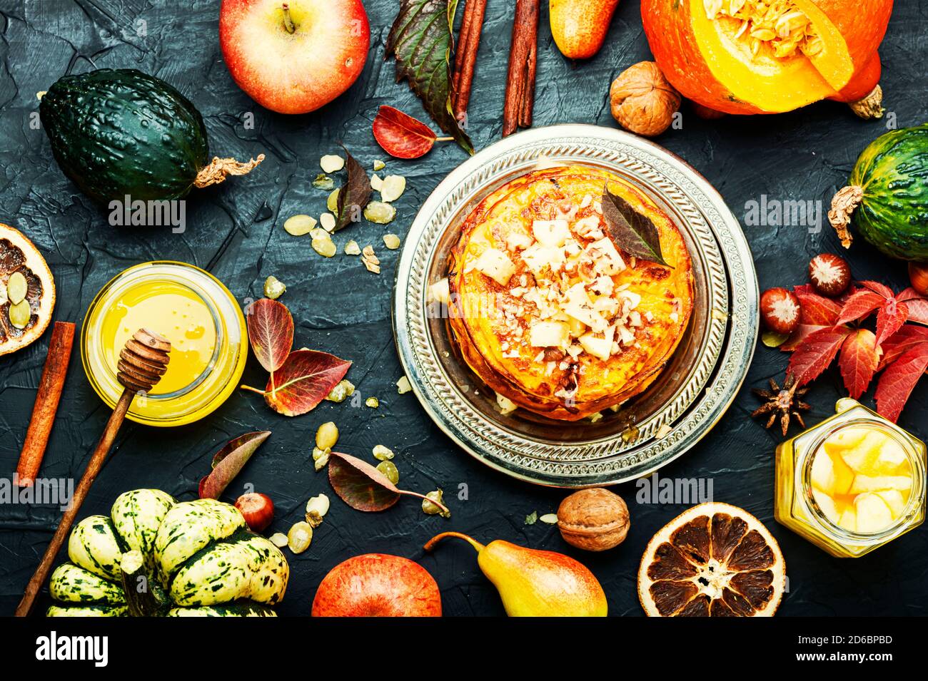 Pila di frittelle di zucca fatte in casa.Pumpkin frittelle con miele Foto Stock