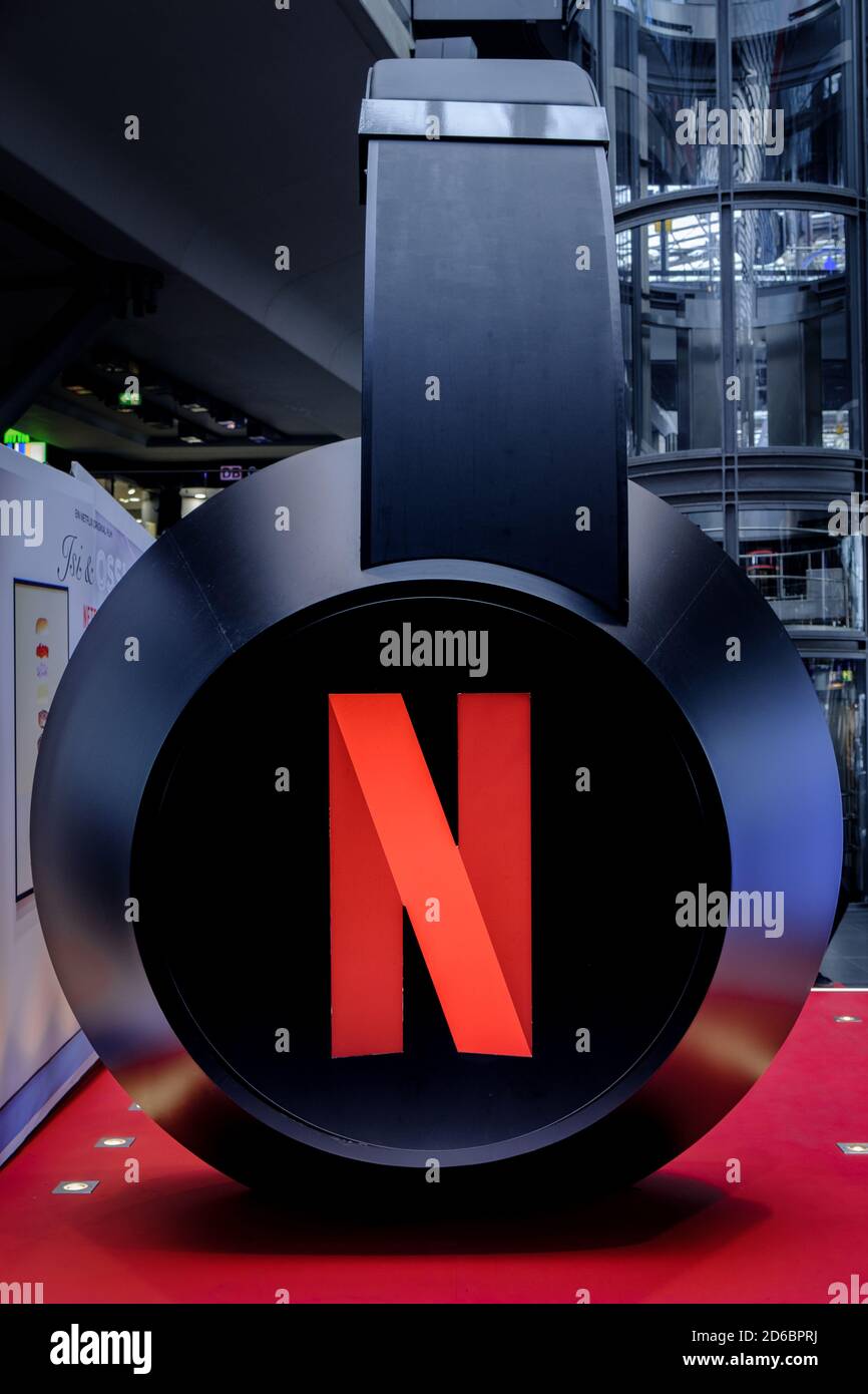 Cuffie enormi con il logo di Netflix, che presentano servizi multimediali e  notizie in un enorme centro commerciale Foto stock - Alamy