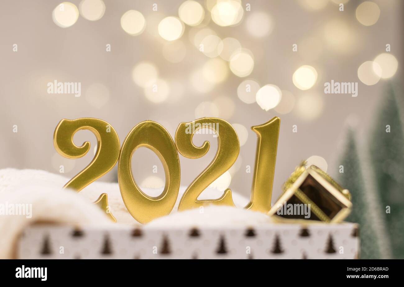 2021 numeri su sfondo Golden bokeh nuovo anno umore, Natale, biglietto d'auguri, nuovo anno sfondo Foto Stock