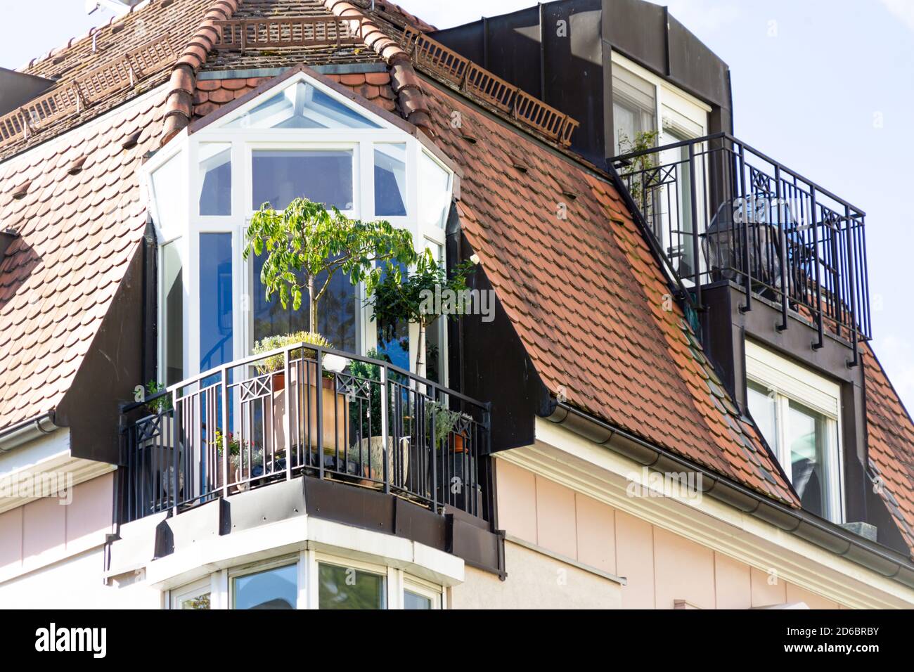 Romantici balconi sul tetto di una vecchia casa di gründerzeit Foto Stock