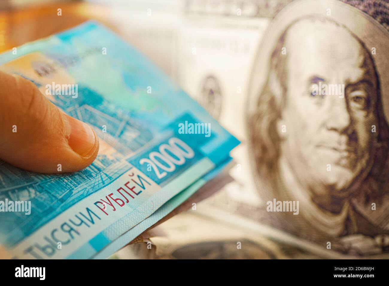 cambio di euro per rubli. svalutazione della valuta. Primo piano delle banconote. Concetto di crisi finanziaria. Foto Stock