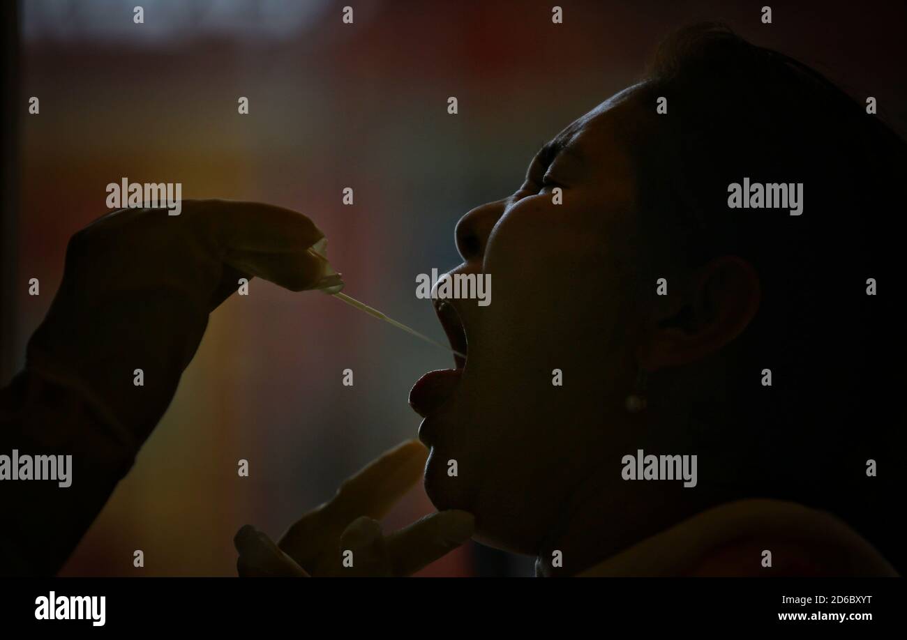 Kathmandu. 15 Ott 2020. Una donna prende un test di reazione a catena della polimerasi (PCR) per COVID-19 a Kathmandu, Nepal il 15 ottobre 2020. Credit: Sulav Shrestha/Xinhua/Alamy Live News Foto Stock