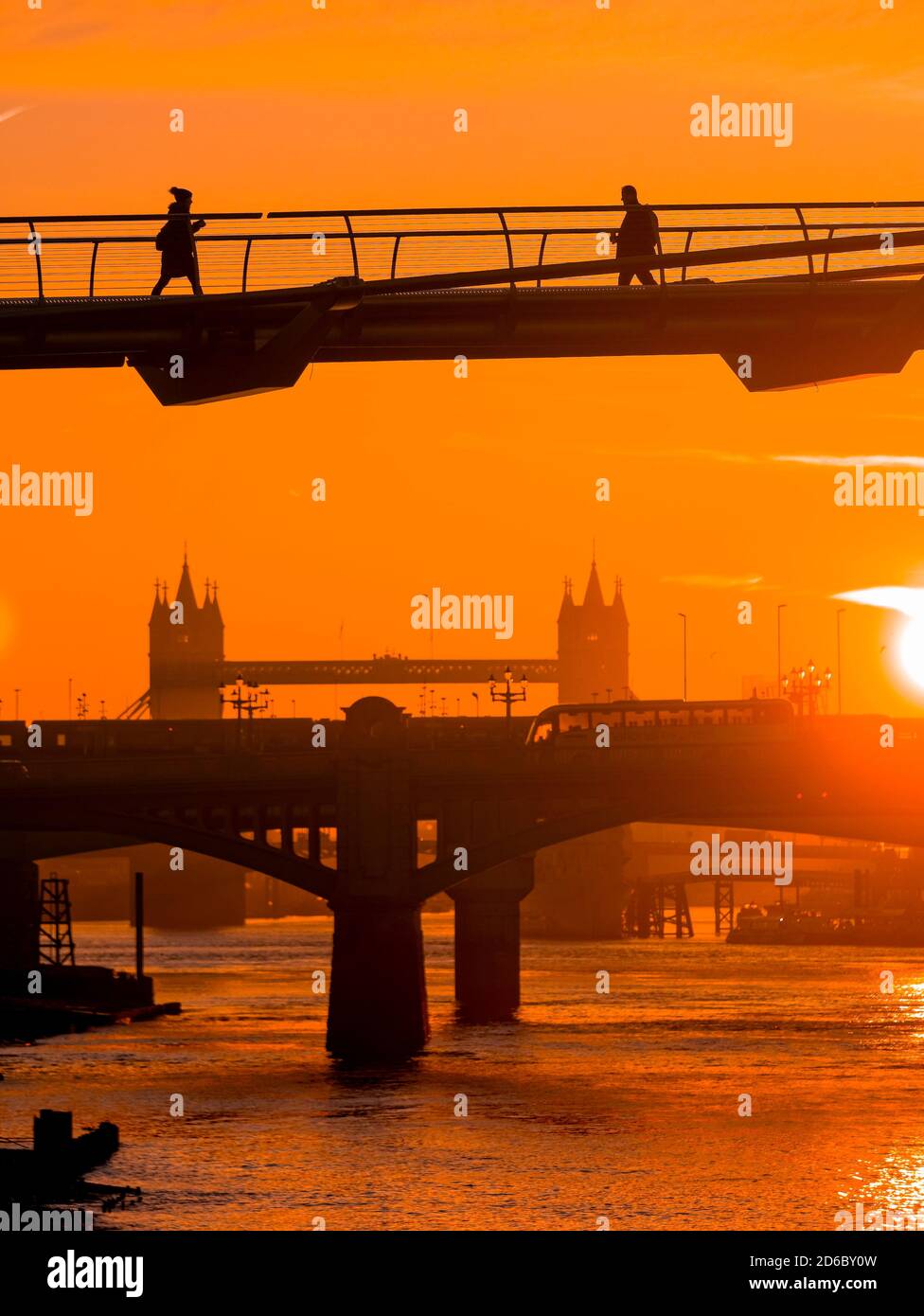 Alba sul Tamigi e il Millennium Bridge, Londra, Inghilterra Foto Stock