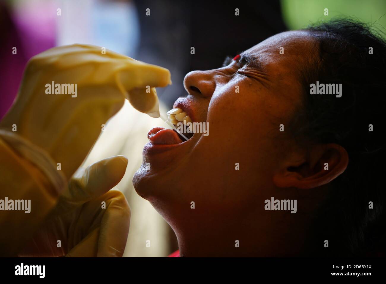 Kathmandu. 15 Ott 2020. Una donna prende un test di reazione a catena della polimerasi (PCR) per COVID-19 a Kathmandu, Nepal il 15 ottobre 2020. Credit: Sulav Shrestha/Xinhua/Alamy Live News Foto Stock