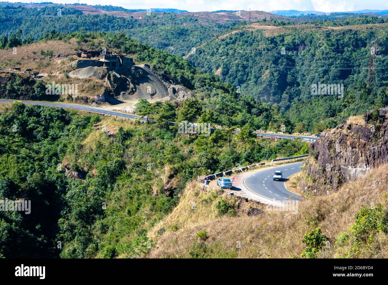 Strada curvilinea sulle montagne di Cherrapunjee. Strada da Shillong a Cherrapunjee a Meghalaya, India nord-orientale. Foto Stock