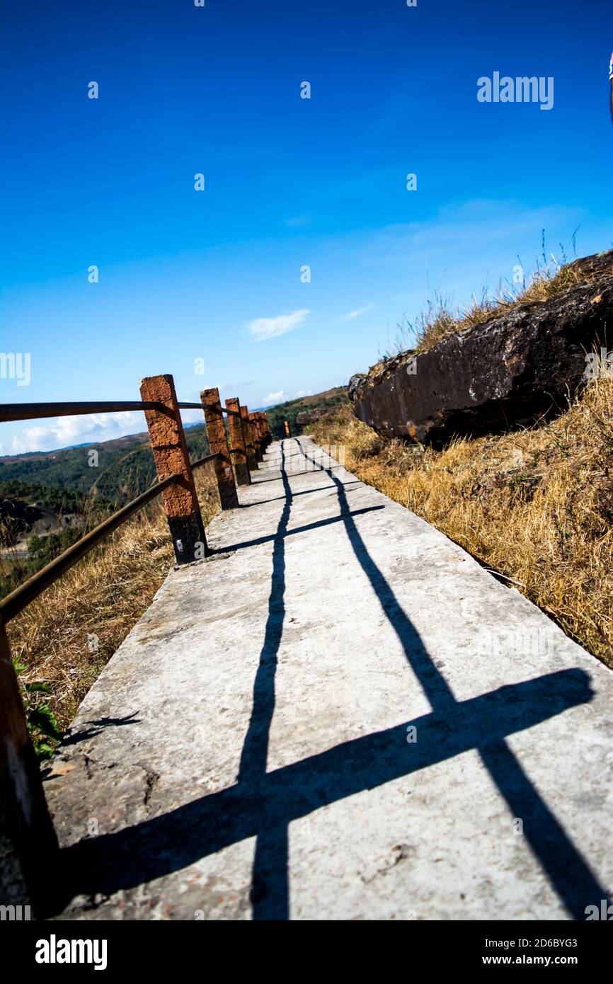 Strada curvilinea sulle montagne di Cherrapunjee. Strada da Shillong a Cherrapunjee a Meghalaya, India nord-orientale. Foto Stock