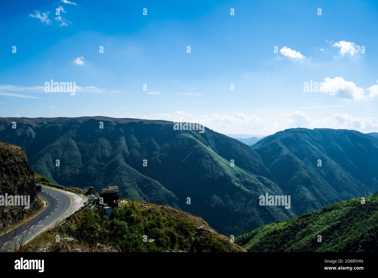 Strada curvilinea sulle montagne di Cherrapunjee. Strada da Shillong a Cherrapunjee a Meghalaya, India nord-orientale. Foto Stock