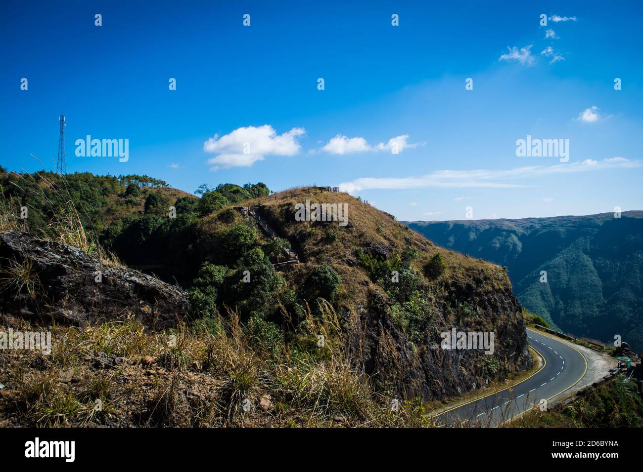 Strada curvilinea sulle montagne di Cherrapunjee. Strada da Shillong a Cherrapunjee a Meghalaya, India nord-orientale. Foto Stock