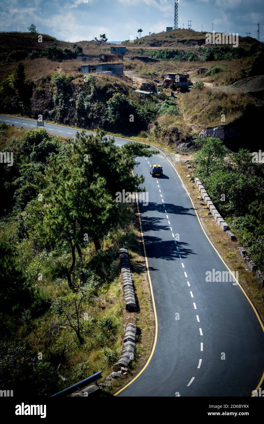 Strada curvilinea sulle montagne di Cherrapunjee. Strada da Shillong a Cherrapunjee a Meghalaya, India nord-orientale. Foto Stock