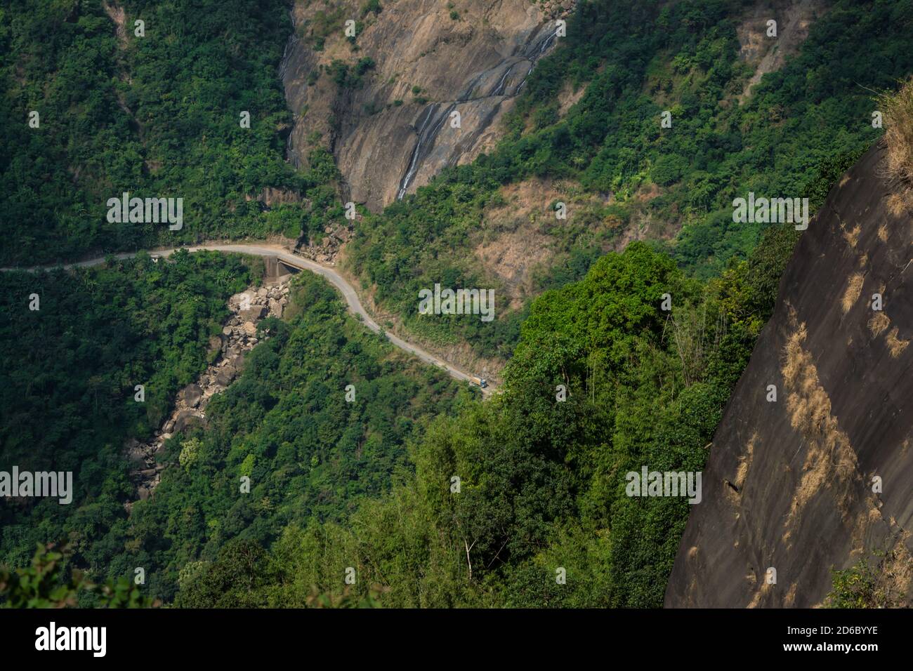 Strada curvilinea sulle montagne di Cherrapunjee. Strada da Shillong a Cherrapunjee a Meghalaya, India nord-orientale. Foto Stock