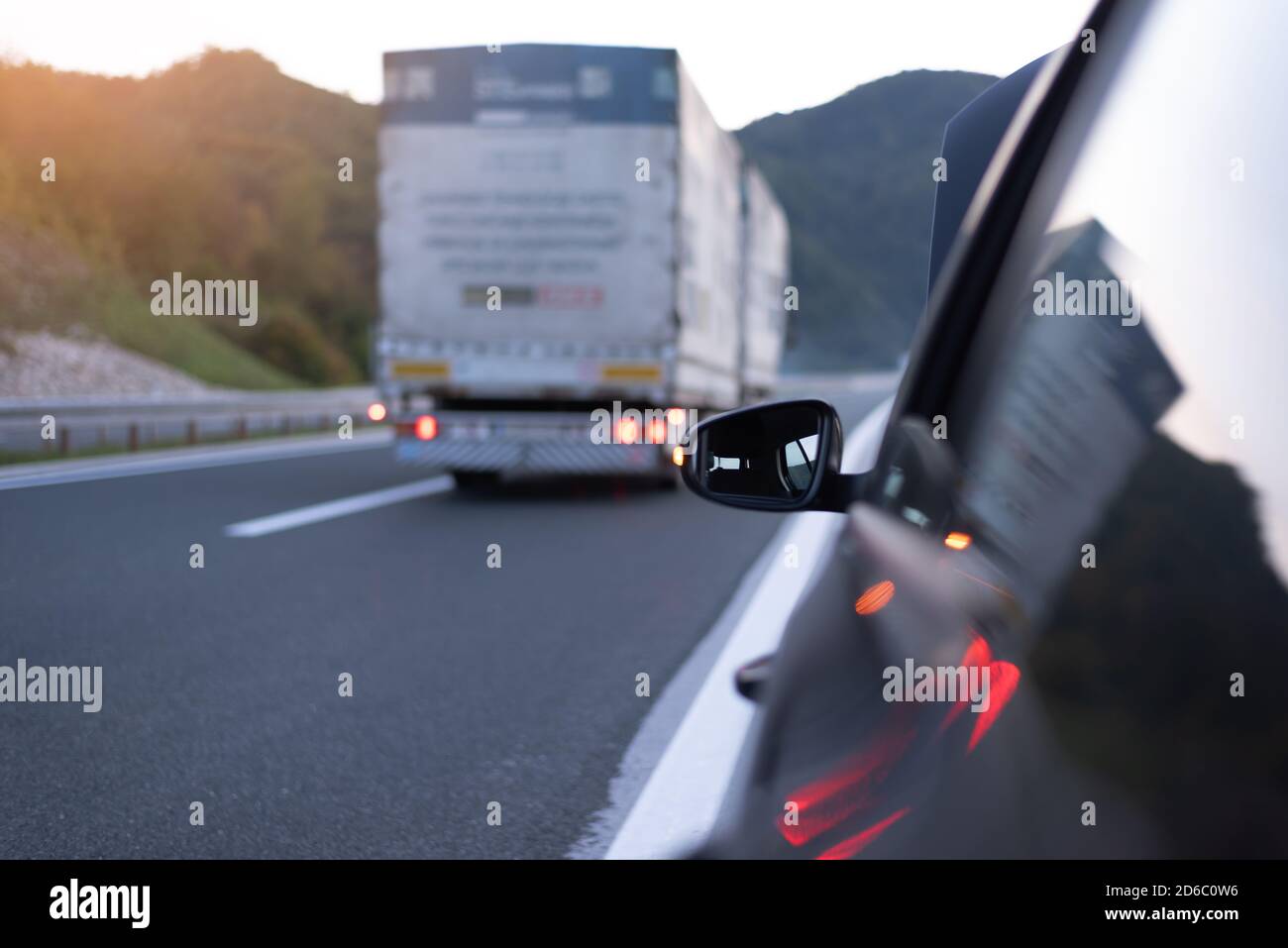 Emergenza dell'auto o guasto su strada, in attesa di aiuto, auto ferma durante la guida in autostrada. Foto Stock