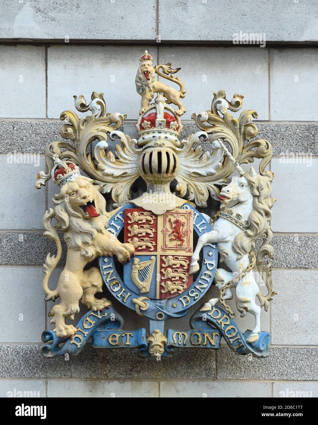 Royal Coat of Arms sul muro di Doncaster Court Building, Doncaster, South Yorkshire, Inghilterra, Regno Unito Foto Stock