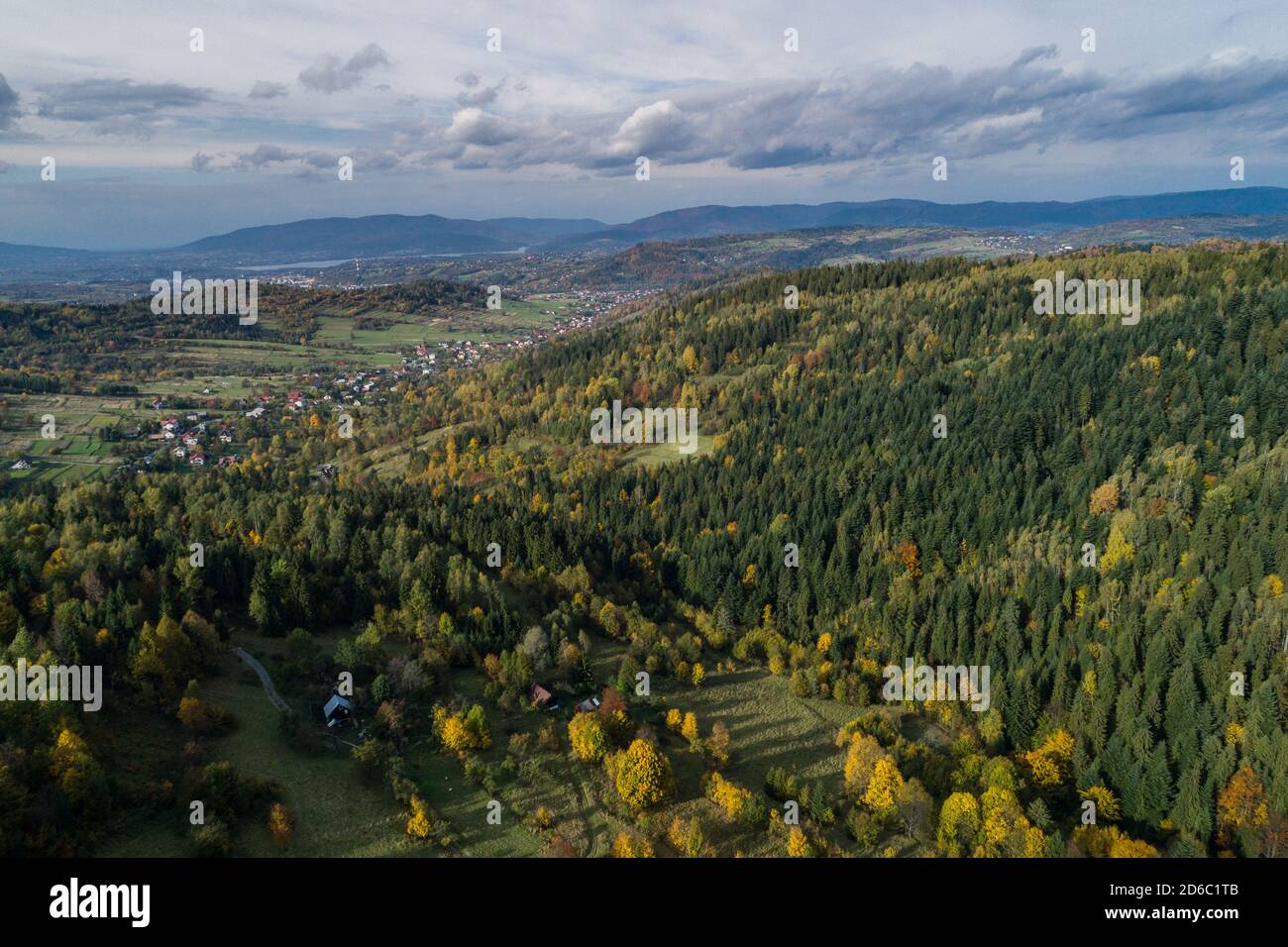 Beskid montagne in Zywiec Polonia, montagne e colline polacche drone aereo foto Polonia Foto Stock