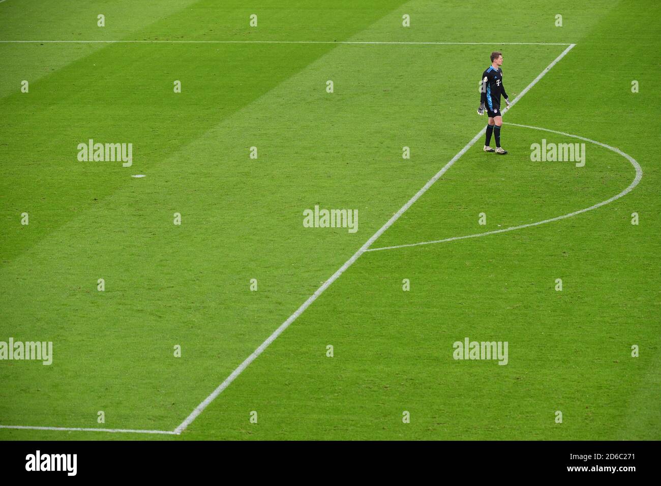 Goalwart Alexander NUEBEL (FC Bayern Munich) è inattivo e completamente solo fuori dalla zona di penalità. Azione, azione singola, immagine singola, ritaglio, scatto corpo intero, figura intera. Calcio DFB Pokal 1° turno, 1° FC Dueren-FC Bayern Monaco 0-3, il 15 ottobre 2020 a Monaco ALLIANZAREN A. LE NORMATIVE DFL VIETANO L'USO DI FOTOGRAFIE COME SEQUENZE DI IMMAGINI E/O QUASI-VIDEO. | utilizzo in tutto il mondo Foto Stock