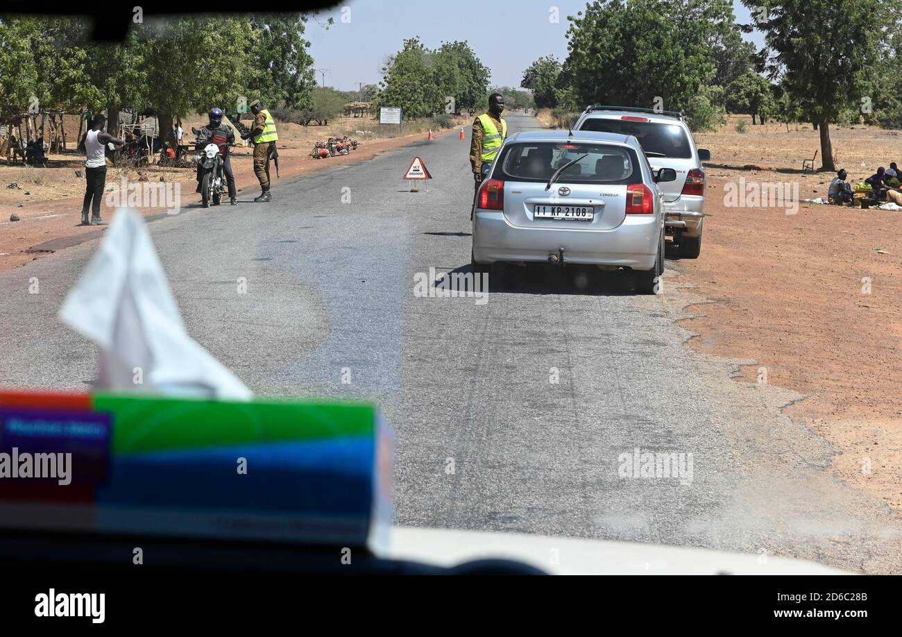 BURKINA FASO, posto di controllo della polizia su strada da Quaga a Kaya a causa di crescente insicurezza e attacchi terroristici da parte di gruppi islamisti / BURKINA FASO, Polizeikontrolle Fahrt Ouaga nach Kaya, durch zunehmende islamistische Terrorattacken hat sich die Sicherheitslage verschlechtert Foto Stock