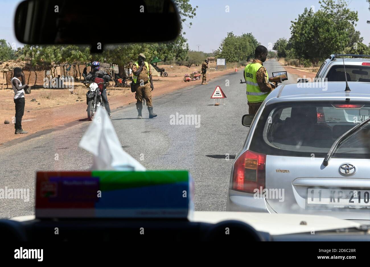 BURKINA FASO, posto di controllo della polizia su strada da Quaga a Kaya a causa di crescente insicurezza e attacchi terroristici da parte di gruppi islamisti / BURKINA FASO, Polizeikontrolle Fahrt Ouaga nach Kaya, durch zunehmende islamistische Terrorattacken hat sich die Sicherheitslage verschlechtert Foto Stock