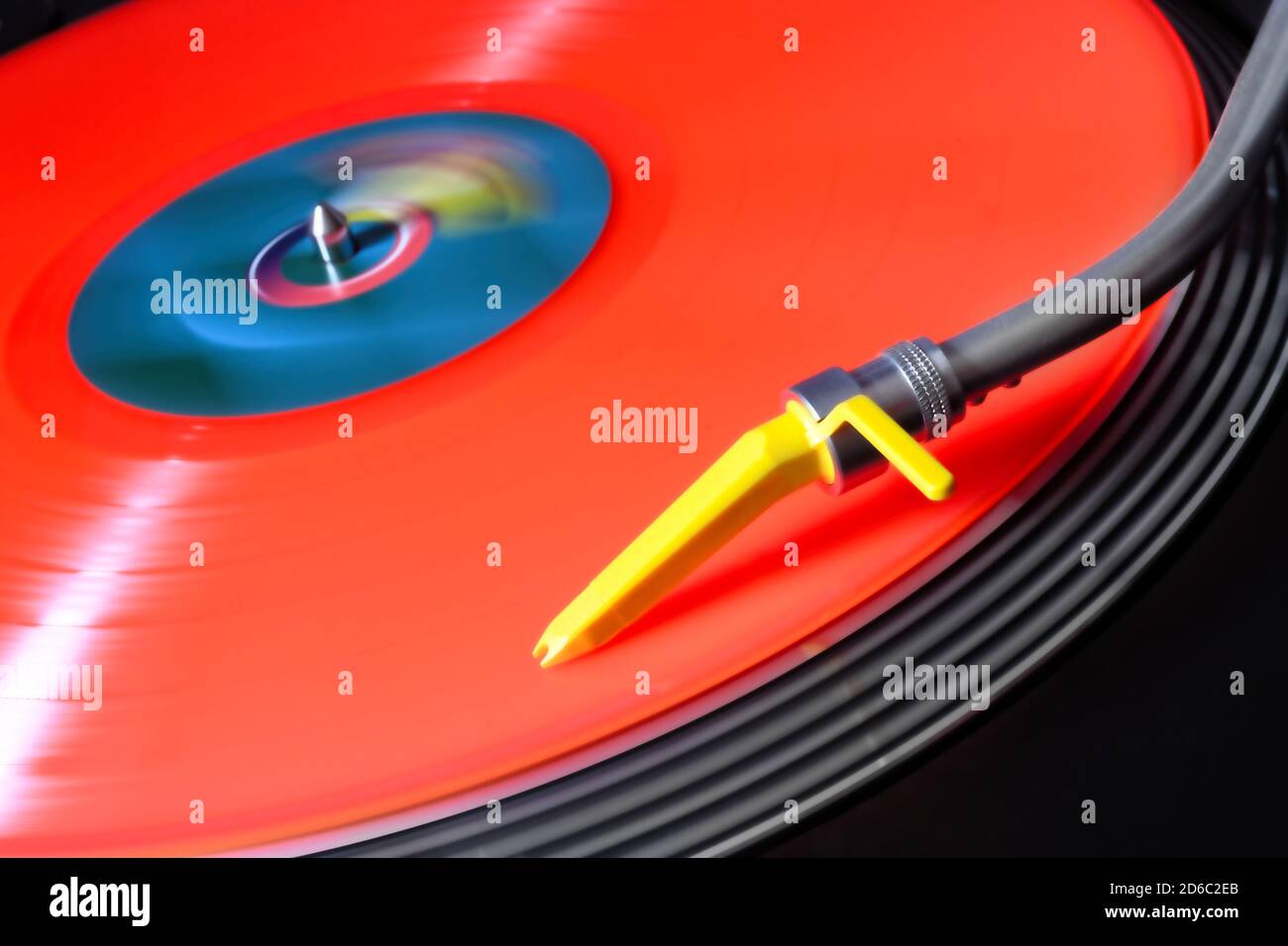 Vinile arancione su un lettore di dischi con pickup giallo. Foto Stock