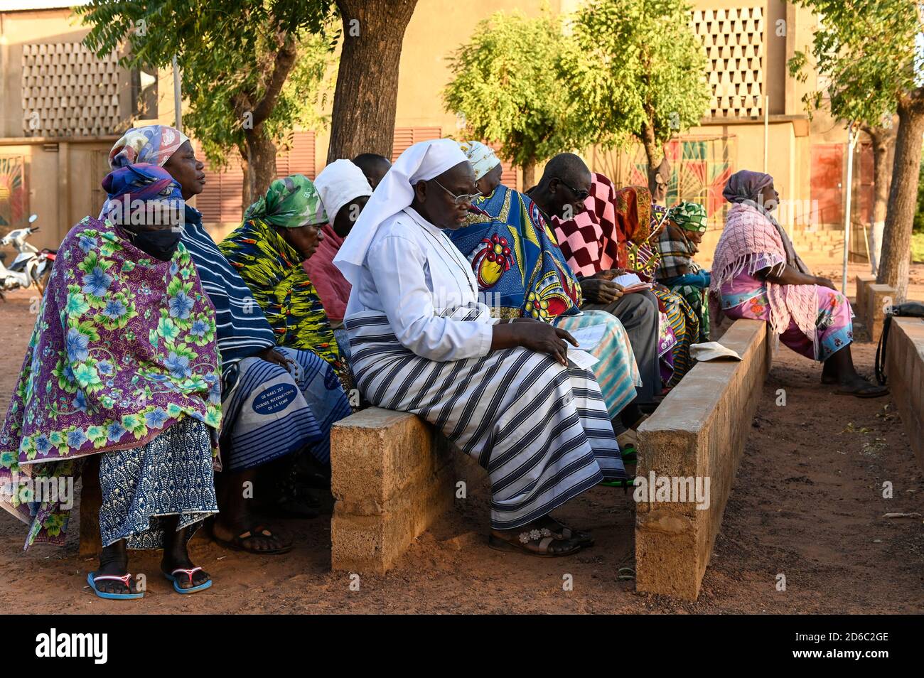 BURKINA FASO, Kaya, chiesa cattolica, cattedrale, donne che pregano fuori della chiesa, i cristiani sono sotto pressione di crescenti attacchi islamisti e insicurezza / BURKINA FASO, Kaya, katholische Kirche, Frauen beten an der Kathedrale Foto Stock