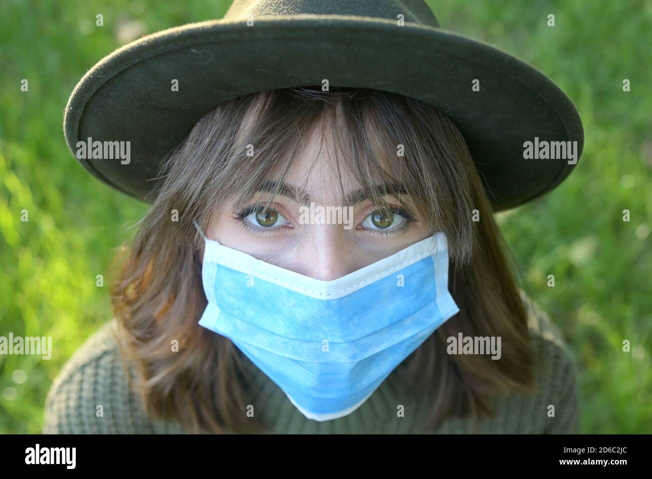 Ritratto giovane donna con maschera medica in natura Foto Stock