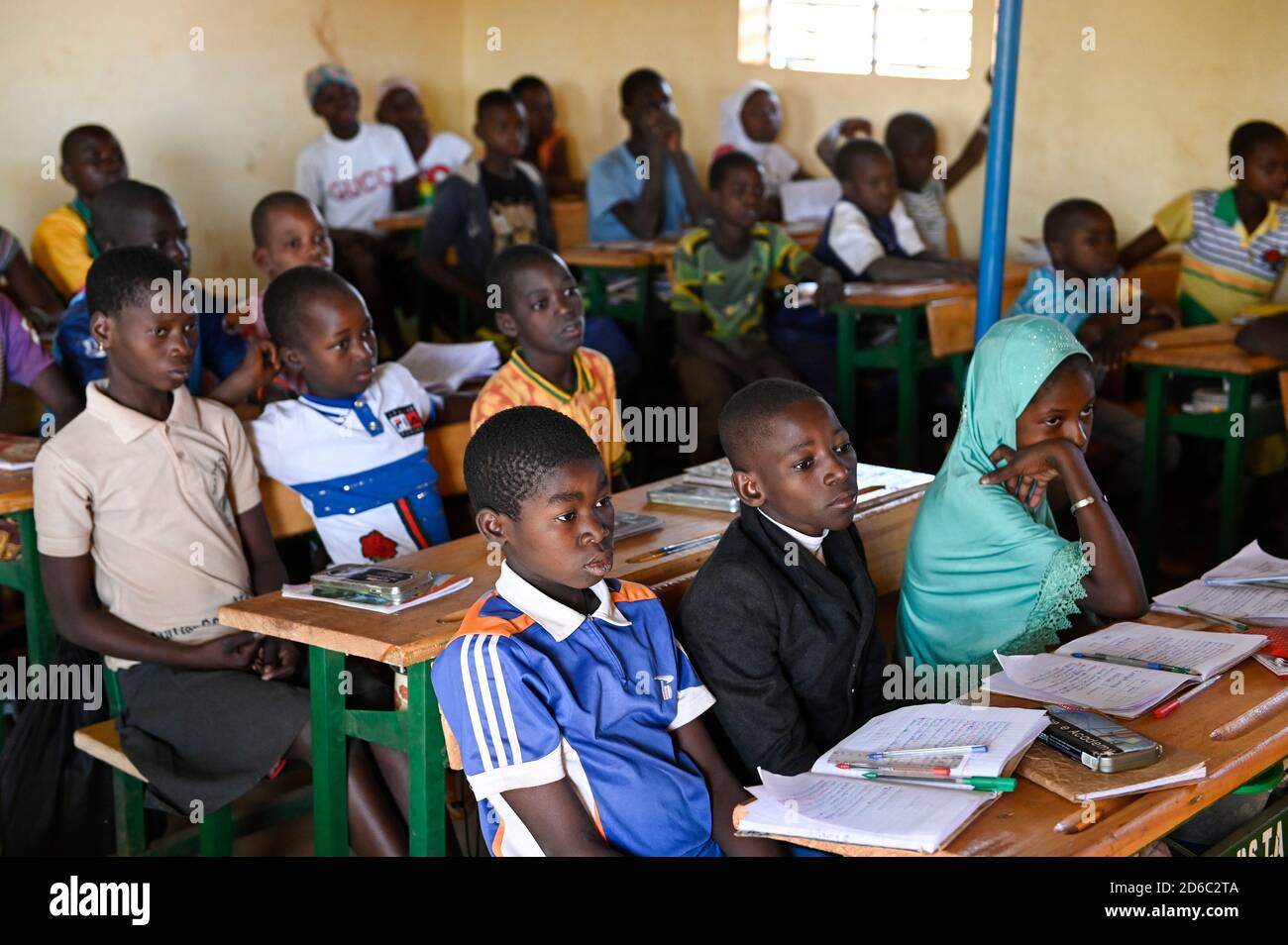 BURKINA FASO, Kaya, bambini di sfollati interni dell'IDP, rifugiati interni, in una scuola cattolica dopo un attacco terroristico nel loro villaggio di Dablo / BURKINA FASO, Kaya, Schule der Diozöse Kaya fuer Kinder von IDP Fluechtlingen aus von Islamisten attackierten Doerfern wie Dablo Foto Stock