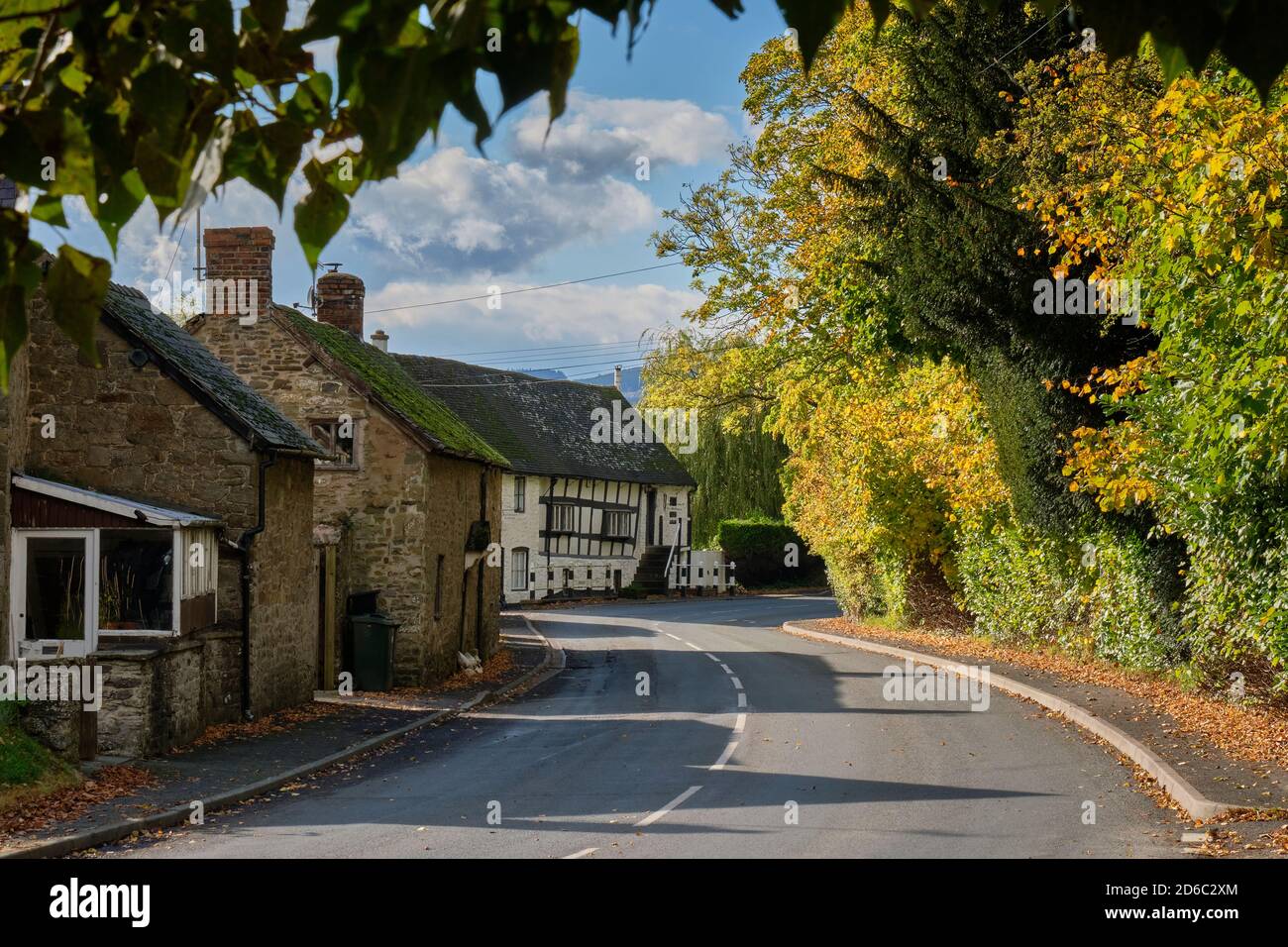 La Clun Valley Road attraverso Aston su Clun, vicino a Clun, Shropshire Foto Stock