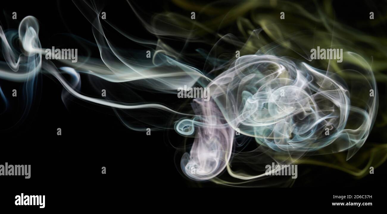 Linea di fumo colorata vortice su sfondo nero isolato Foto Stock