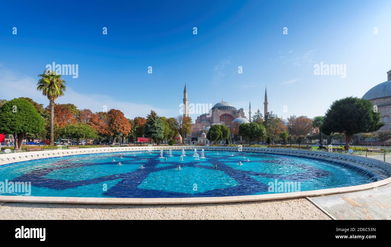 Hagia Sophia nella soleggiata giornata autunnale dalla fontana di Sultanahmet Parcheggio Foto Stock