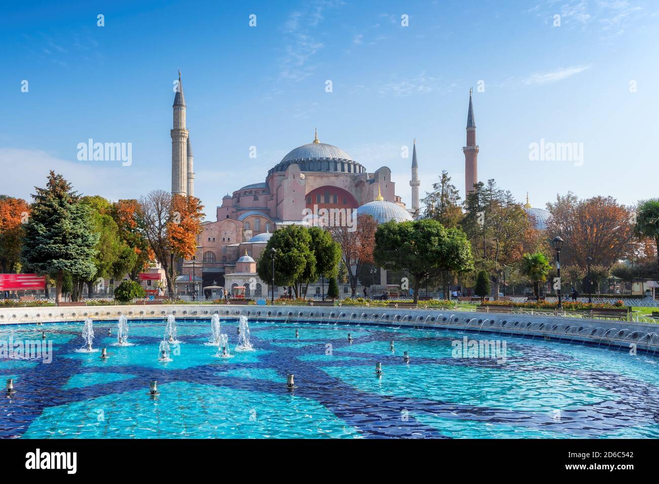 Hagia Sophia nella soleggiata giornata autunnale dalla fontana di Sultanahmet Parcheggio Foto Stock