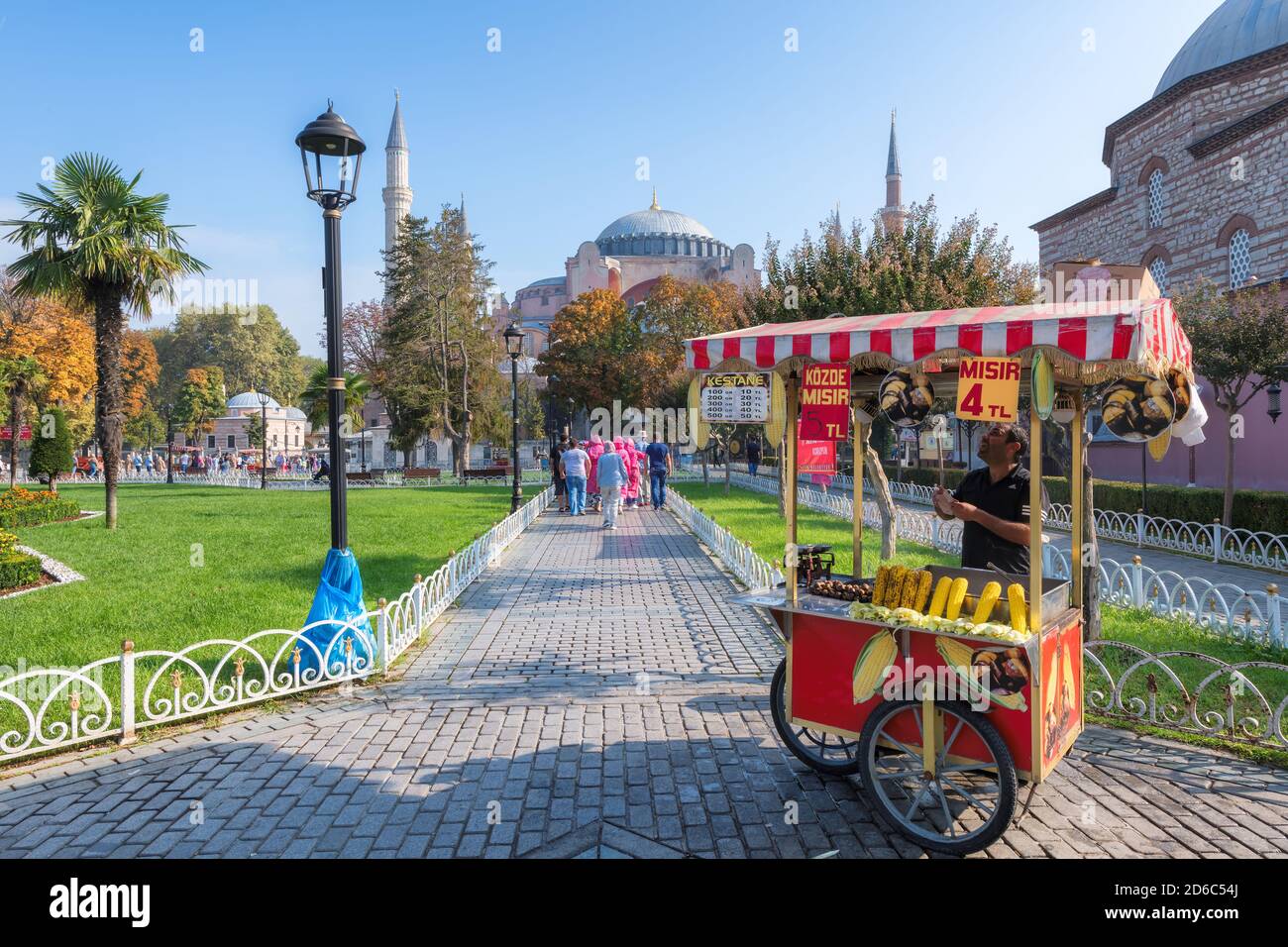Fornitrice di mais e castagne fresche arrostite vicino a Hagia Sophia A Istanbul Foto Stock