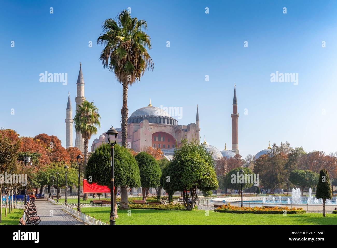 Hagia Sophia nella soleggiata giornata autunnale dal Parco Sultanahmet a Istanbul, Turchia Foto Stock