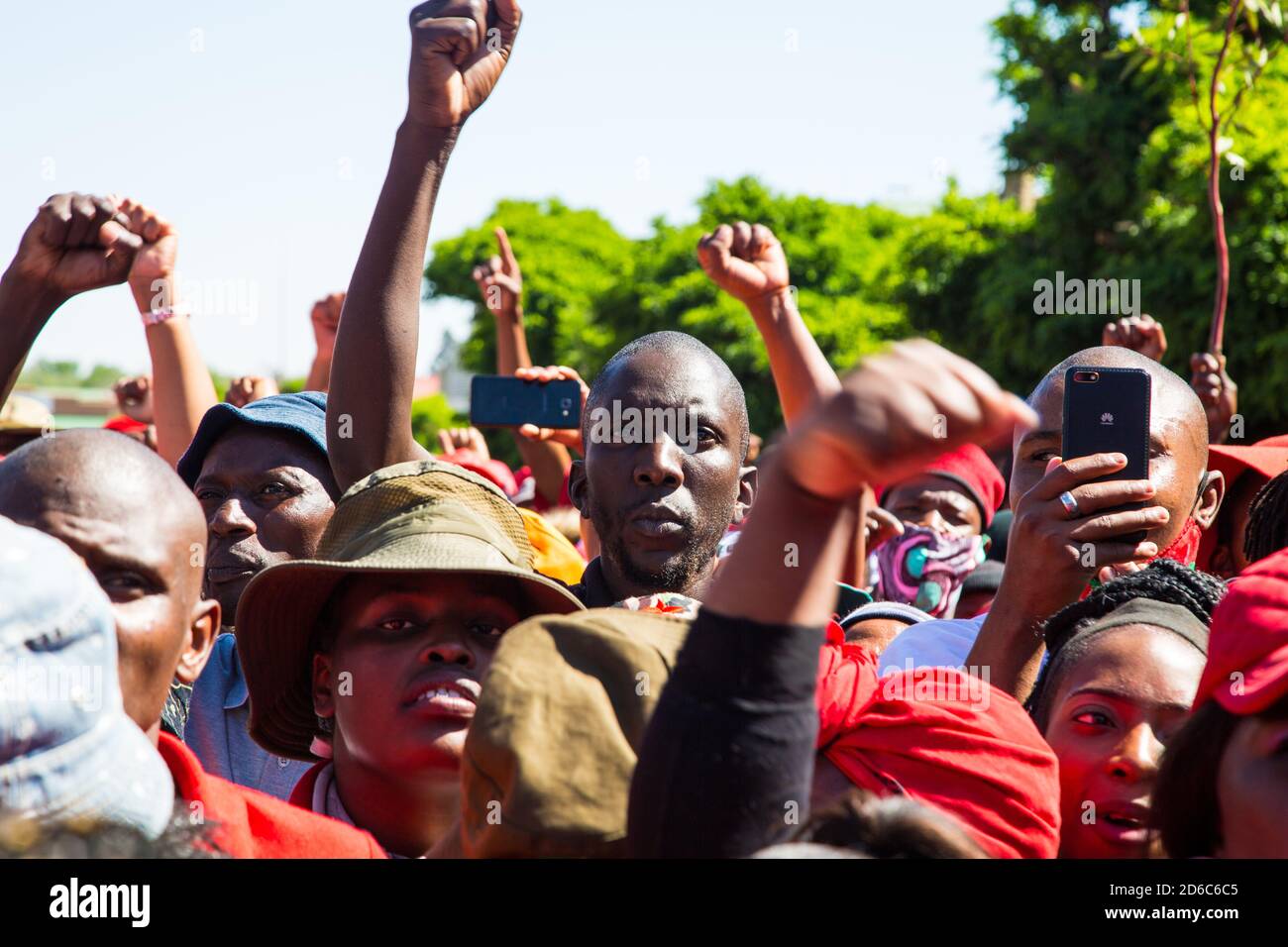 Senekal Sud Africa 16 ottobre 2020 EFF e Julius Malema tifano fuori dalla Corte Senekal Magistrates. Le proteste arrivano dopo riprese scioccanti di manifestanti bianchi che scuotono le auto della polizia ai loro lati, e alcuni civili ‘armati’ partecipano alla distruzione. Credit: Thabo Jaiyesimi/Alamy Live News Foto Stock