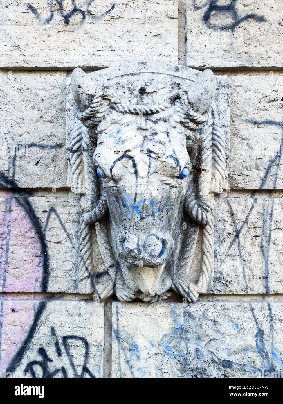 Una scultura testa di toro nel muro della sponda del Tevere - Roma, Italia Foto Stock