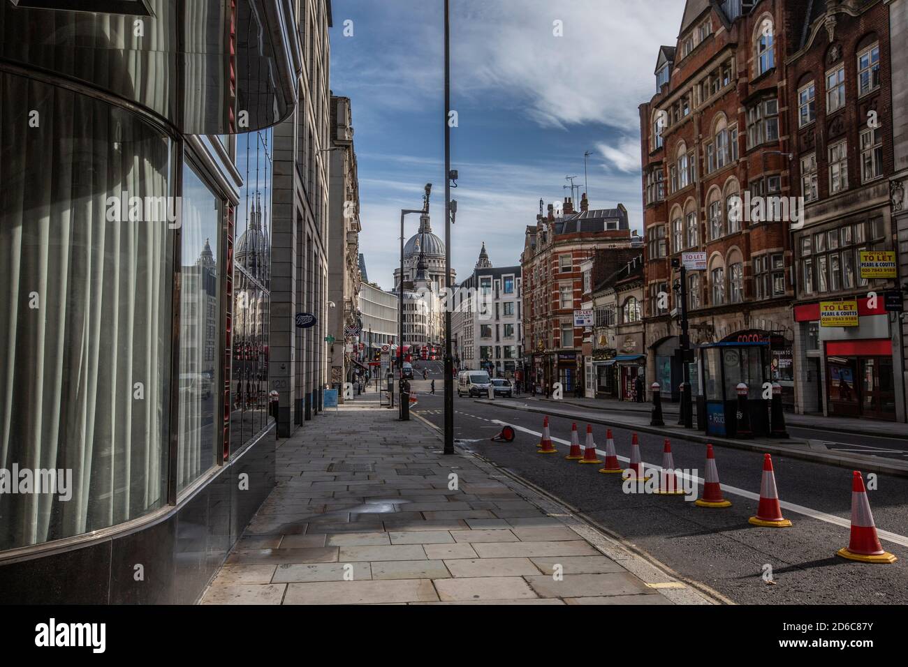 Fleet Street, desolato durante un periodo di pranzo, mentre i lavoratori rimangono lontani a causa della crisi del coronavirus e i dipendenti lavorano a distanza da casa, Londra, Regno Unito Foto Stock