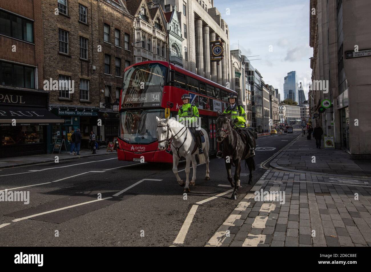Fleet Street, desolato durante un periodo di pranzo, mentre i lavoratori rimangono lontani a causa della crisi del coronavirus e i dipendenti lavorano a distanza da casa, Londra, Regno Unito Foto Stock