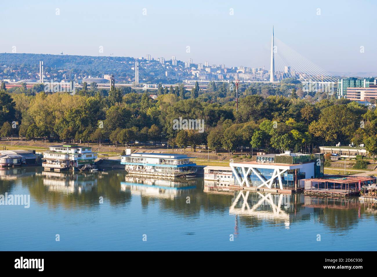 Serbia, Belgrado, vista di bar galleggianti e locali notturni sul fiume Sava, Nuova Belgrado con il ponte Ada in lontananza Foto Stock